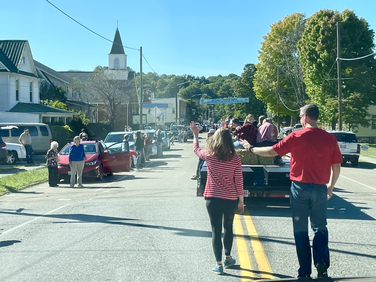 IsraelOQuinn's tweet photo. Lots of great energy at the Holston High School homecoming parade! The Cavs are off to a great start this year and take on Narrows Friday night. https://t.co/oUycxDz31K