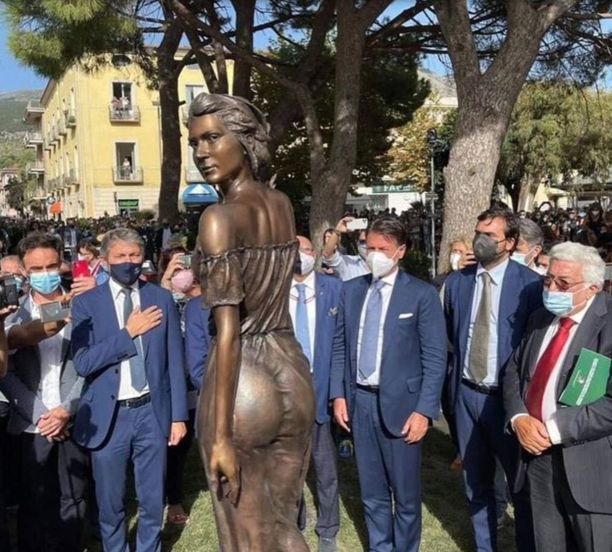 albasidera's tweet photo. Foto 1) 25/9/2021. L'expremier Conte i uns senyors inauguren una escultura que representa la spigolatrice di Sapri, una treballadora del camp (espigoladora) protagonista d'una famosa i trista poesia patriòtica italiana anti-borbònica del 1857

Foto 2) Espigoladores, Millet, 1857. https://t.co/ZVGRetp3Q7