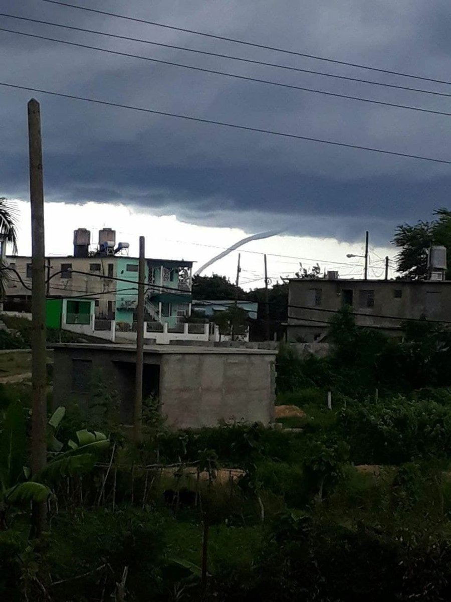 🌪 Imágenes de los #tornados ocurridos hace unos minutos hacia la zona de Juraguá, en #Cienfuegos 
📸 Miguel Yankiel, Yoelvis Bolaños  y Centro Meteorológico de Cienfuegos <a href="/CienfuegosCitma/">Citma Cienfuegos</a> <a href="/ciencias_cuba/">Academia de Ciencias de Cuba</a> <a href="/cnp_insmet_cuba/">Centro de Pronósticos, Insmet</a>