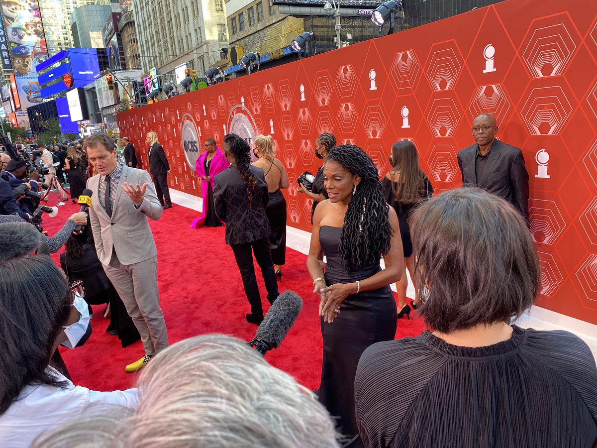 6️⃣X #TonyAwards winner and award ceremony host <a href="/AudraEqualityMc/">Audra McDonald</a> with her <a href="/fandjbway/">Frankie and Johnny in the Clair de Lune</a> co-star Michael Shannon 🌙
