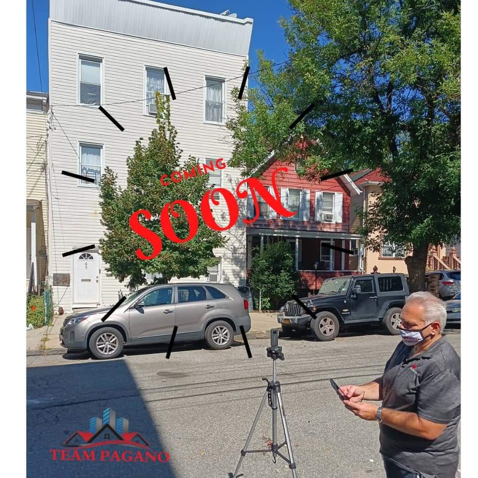 Realtortricia1's tweet photo. 🚨🚨New Listing Alert 🚨🚨 
Gotta 💘 Photo 📷🎥 Shoot Day !!!  
Calling ALL Investors 💸💵💸💵
3 family property in STATEN ISLAND, NY 
 #TeamPagano 🏆#RealtorTricia11🏅 @Realtortricia1
#️⃣WESELLREALESTATE🏢
#️⃣coupleworkgoals⤵️
#️⃣spousesthatsellhouses🏡
#WHOSNEXT⏭ 🔑 https://t.co/Q6qx8KThBm