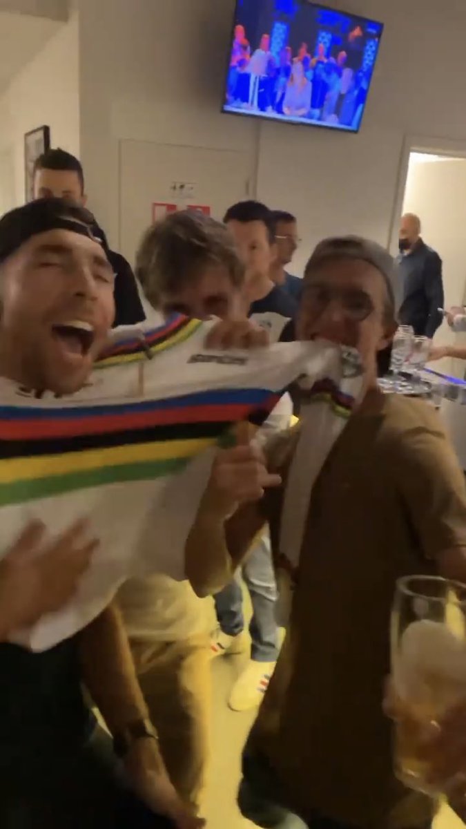 DansLaMusette's tweet image. Russo, Madouas et Cosnefroy honorent le maillot avec un (ou plusieurs) coup(s) dans le nez.