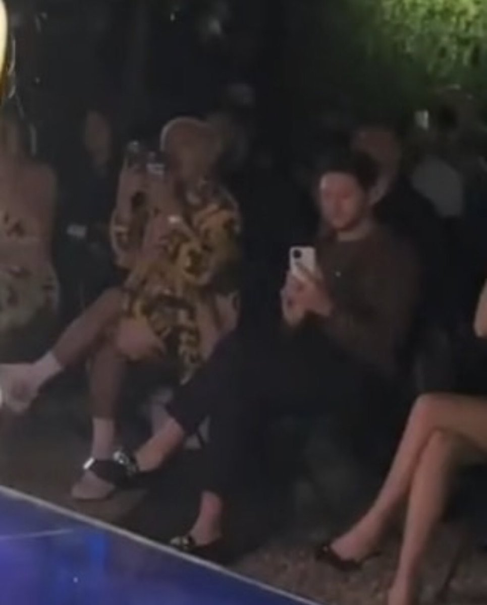 constancesocial's tweet photo. @bryanboy Here’s a super blurry photo! Haha. https://t.co/kjZoO7XXEd