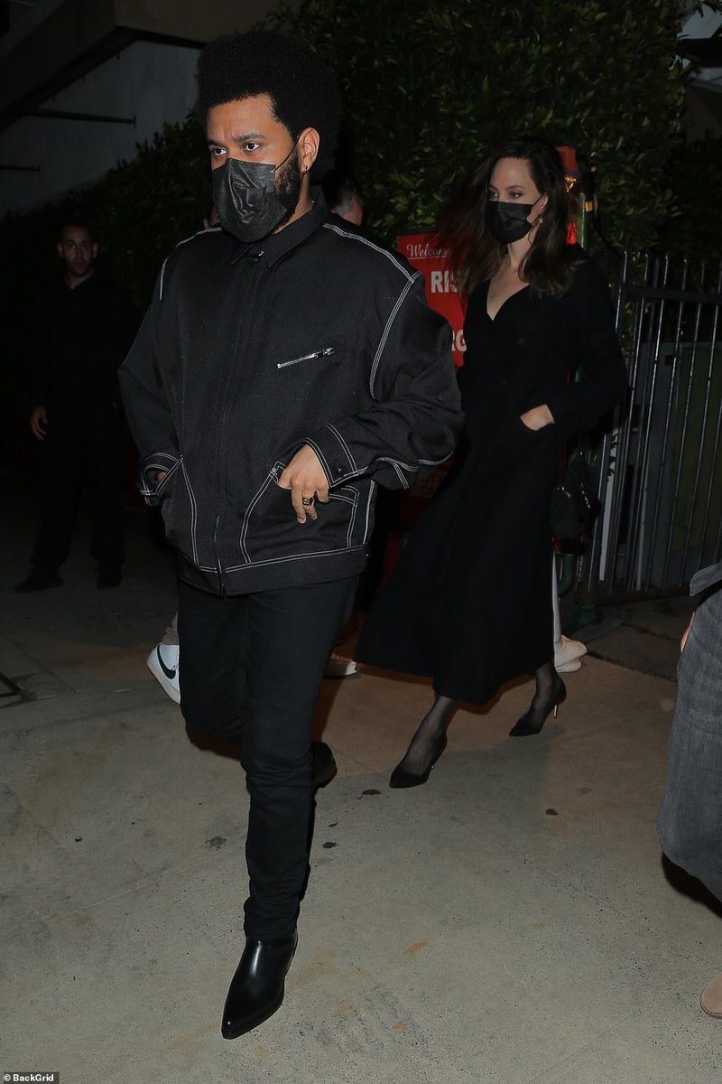 SiteTheWeekndBR's tweet photo. 📸 The Weeknd e Angelina Jolie saindo juntos de um restaurante em Santa Monica ontem a noite. https://t.co/Qwy3NzaAPc