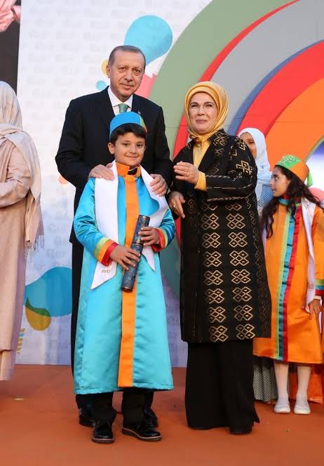 Erdoğan'ın torunu Ömer Tayyip Erdoğan,Yeşil Vadi Konakları içinde bulunan American Montessori Society'e bağlı Palet Montessori ilkokulundan mezun olmuş.Sizin çocuklarınız da imam hatip okullarında kuran öğrensin.
