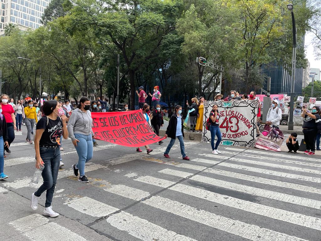 laoctavadigital's tweet photo. 🔴Inicia la marcha de los padres de los 43 normalistas desaparecidos de Ayotzinapa a 7 años de la trágica noche de Iguala 📸@SalamandraXS https://t.co/oAYPRyCpZf https://t.co/GVggl71gGf