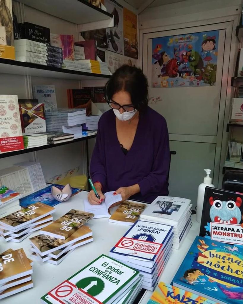 olgacebrianfer's tweet photo. Gracias a todos los que me acompañasteis ayer a la firma de DESIERTO . En la #FeriadelLibrodeMadrid #FLM21 . Todos los ejemplares vendidos en @SANPABLO_ES https://t.co/kBiy6D4IVC