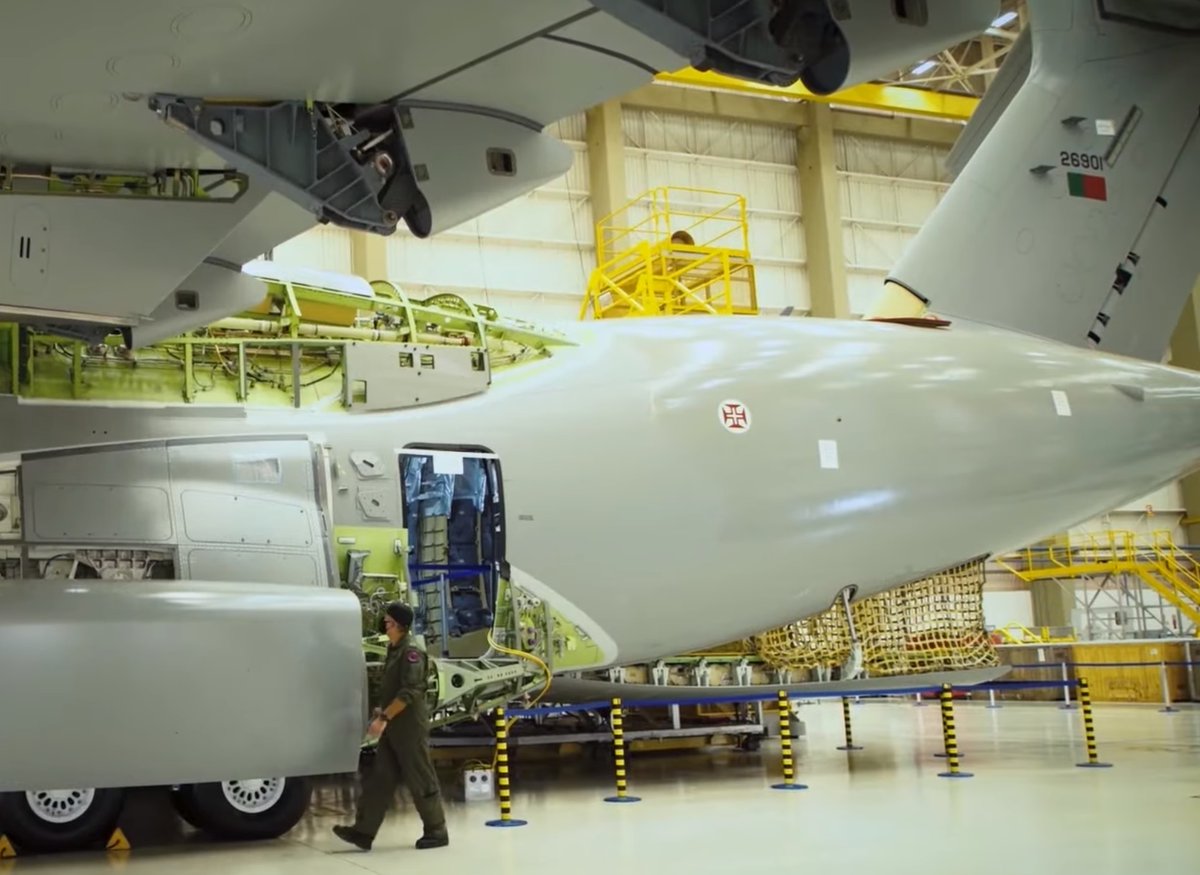 ironbirdphotos's tweet photo. 1st Portuguese AF 🇵🇹 @embraer #KC390 will have tail number 26901 with further 4 airframes following the 2690x criteria
📷Embraer video frame https://t.co/QPYdvTody8