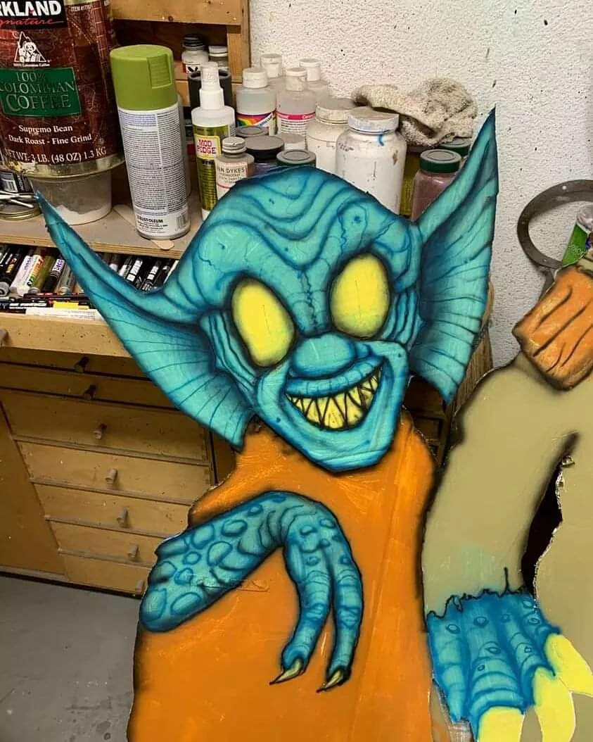 pdxblythe69's tweet photo. look ok in the window and if I can finish the paper mache ones on time, they'll make for a fun grouping. #likefatherlikesons #Halloween2021🎃 https://t.co/dsLuajoBso