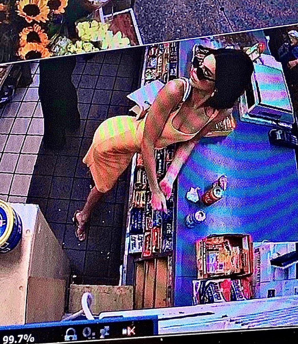 pedestrian's tweet photo. Kendall Jenner https://t.co/Sam9V7l3rI