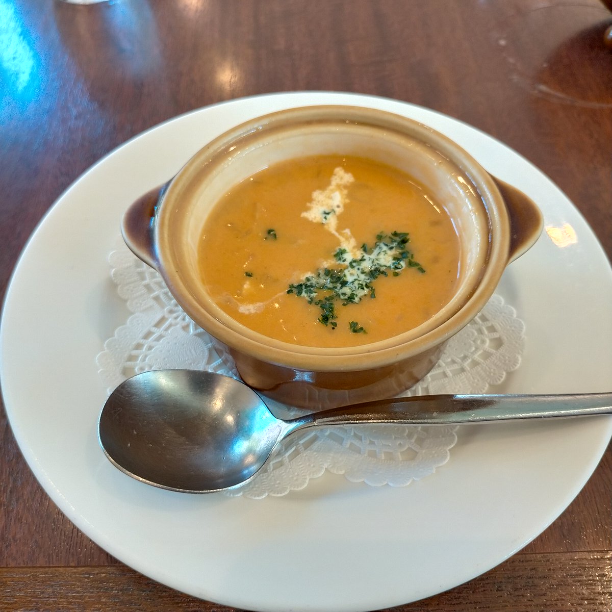 WorldNijiiro's tweet photo. Royal Host is the famous casual dining restaurant in #japan. Its special is #clubhousesandwich. Many kind of ingredients is contained ,such as beef, vegetable.
Moreover shrimp tasted soup, which sets with main dish, tastes really nice. #Japaneseculture https://t.co/1Cv3ZERhz6