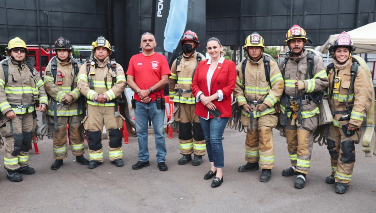 MacfarlandRuiz's tweet photo. Hoy 65 integrantes de nuestro heróico cuerpo de Bomberos llevaron a cabo el Reto 30, en el que subieron 30 pisos cargando 30 kg de peso, para estar preparados ante contingencias en edificios altos. Muchas gracias por siempre dar lo mejor de sí. https://t.co/TqCNFeLRof