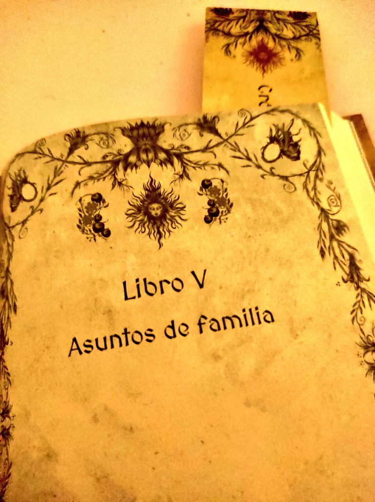 leticiagg5's tweet photo. Atrapada con #eltochaco de @Angela__Porras . Lo empecé en digital y paré cuando empezó el verano porque esta pedazo de historia se merece papel y una edición tan bonita como la que ha hecho @foscanetworks . https://t.co/mWtdrhYWez