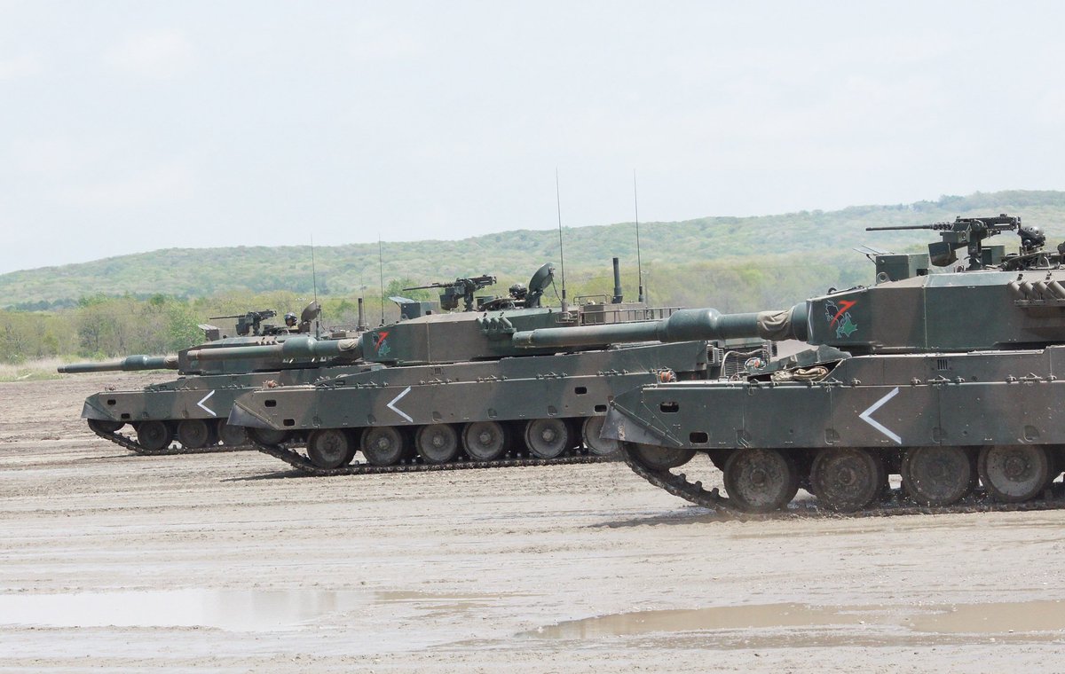 MilibakaOshisan's tweet image. #1日1陸上自衛隊
獅子奮迅！！　猪突猛進！！
そう、良い子のみんな、こういうのを『戦車』って言うんだよ😁
#90式戦車  #TYPE90
#東千歳駐屯地 #第71戦車連隊