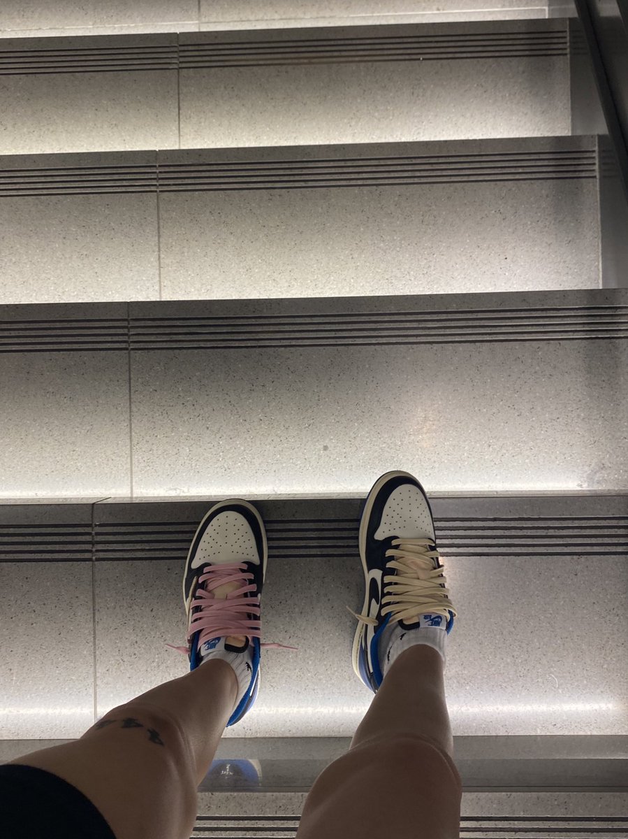 Saintlaurentmar's tweet photo. #photodump 👣 https://t.co/fFK1smuiqR