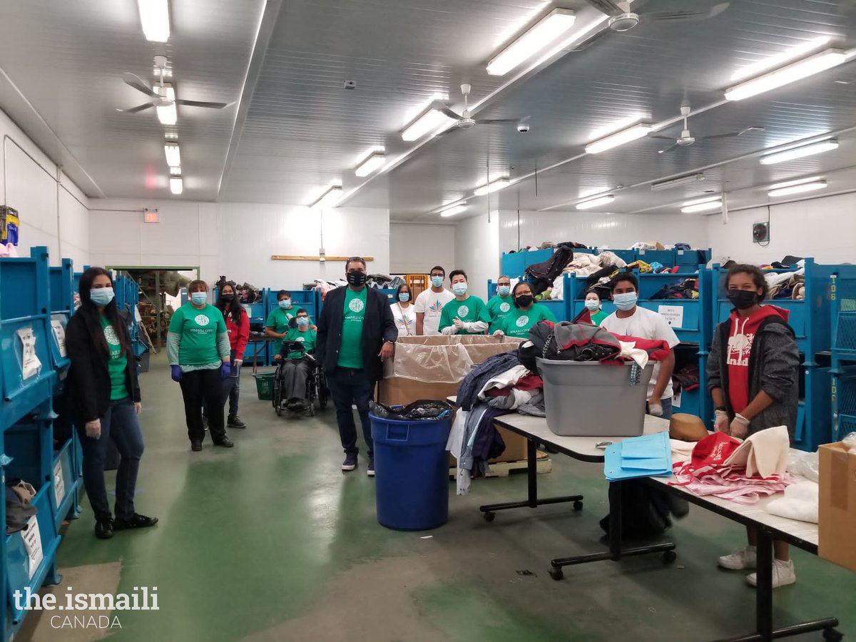 ismailicivic's tweet photo. Our volunteers were hard at work today at @calgarydropin sorting clothing donations. Thank you Mayor Nenshi for dropping by to lend a hand. #GlobalIsmailiCivicDay #GICD #OneJamat https://t.co/SLfaBW1TeF