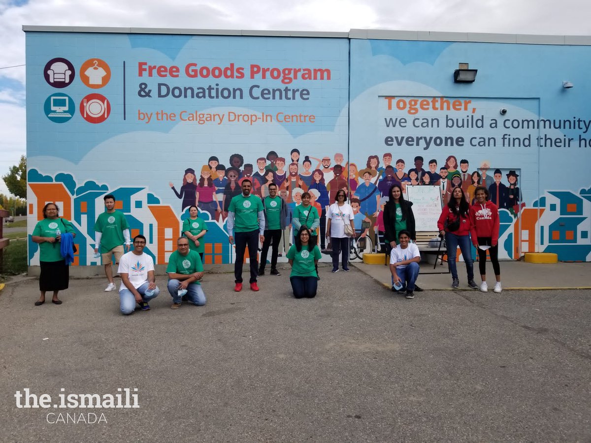 ismailicivic's tweet photo. Our volunteers were hard at work today at @calgarydropin sorting clothing donations. Thank you Mayor Nenshi for dropping by to lend a hand. #GlobalIsmailiCivicDay #GICD #OneJamat https://t.co/SLfaBW1TeF