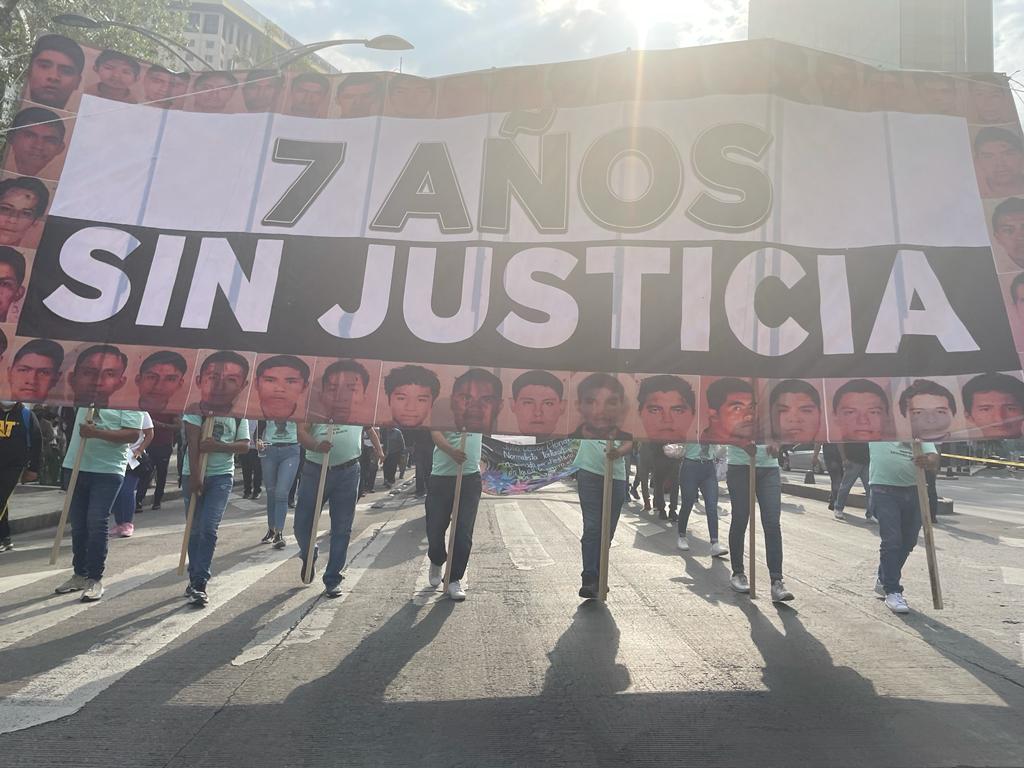 laoctavadigital's tweet photo. Continúa la marcha de padres de los 43 normalistas de #Ayotzinapa para exigir justicia a 7 años de la llamada "verdad histórica" que marcó el sexenio de Enrique Peña Nieto (@EPN) 📸 @SalamandraXS https://t.co/oAYPRyU1nP https://t.co/Qa7F6xnOvw
