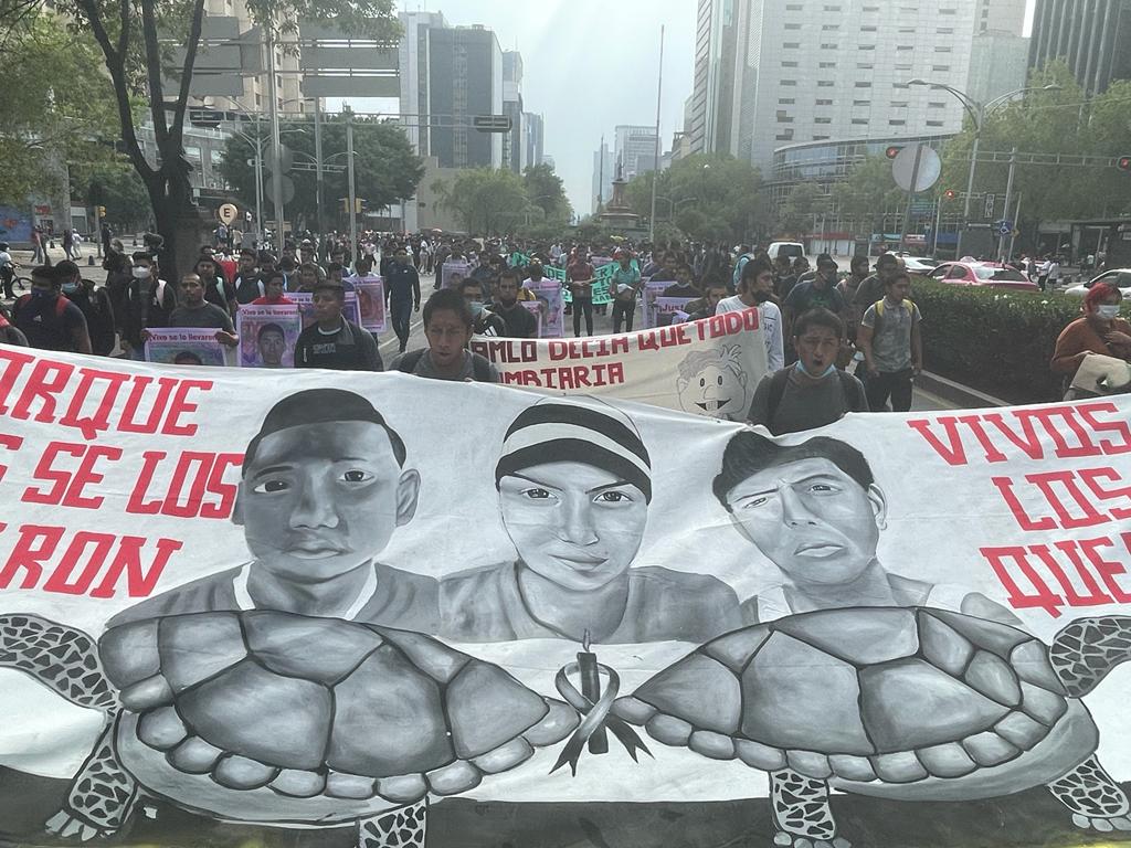 laoctavadigital's tweet photo. Continúa la marcha de padres de los 43 normalistas de #Ayotzinapa para exigir justicia a 7 años de la llamada "verdad histórica" que marcó el sexenio de Enrique Peña Nieto (@EPN) 📸 @SalamandraXS https://t.co/oAYPRyU1nP https://t.co/Qa7F6xnOvw