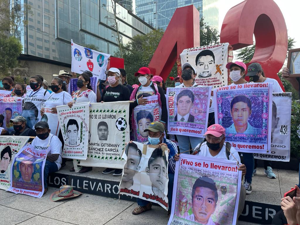 laoctavadigital's tweet photo. Continúa la marcha de padres de los 43 normalistas de #Ayotzinapa para exigir justicia a 7 años de la llamada "verdad histórica" que marcó el sexenio de Enrique Peña Nieto (@EPN) 📸 @SalamandraXS https://t.co/oAYPRyU1nP https://t.co/Qa7F6xnOvw