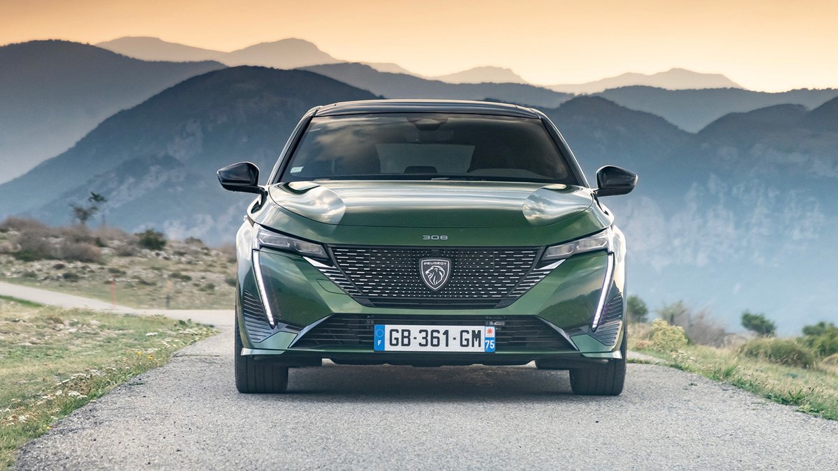 PeugeotNZ's tweet photo. Be our witness to the new #Peugeot308 #PlugInHybrid chasing its first sunrise. #308FirstDrive https://t.co/d2VC9KhNIV