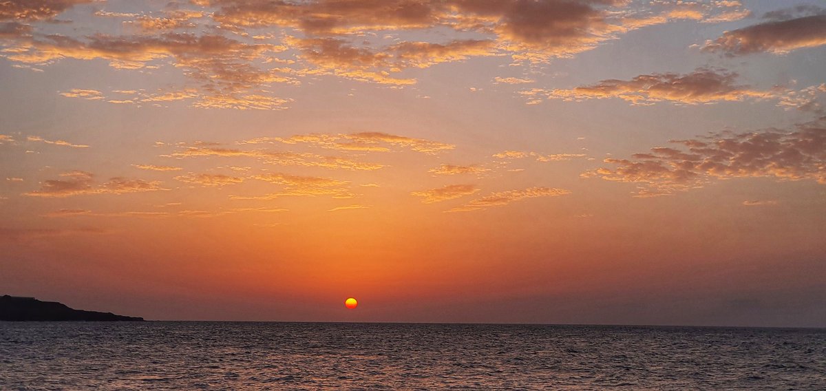 Hedwig88659153's tweet photo. Hoy a la puesta de sol tuvimos un sol bicolor #Bajamar #Tenerife #Canarias #CanaryIslands #sunset @cnbajamar @VickyPalmaMeteo @LoqueVeoTfe @tenerife_meteo @TeneriFeliz @Tenerimagen @holyber https://t.co/UEYediq1lI