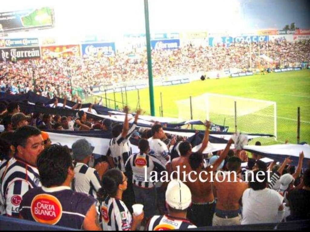 mtyalientototal's tweet photo. Vamos Monterrey/ Hoy te he venido a ver la banda esta de fiesta....🎶
🏴 🇫🇮 🇸🇴 🇬🇷 🇲🇽
Imagén del recuerdo, La UNO copando el viejo estadio corona de torreón...
🎞 📸 ⚽️ 🏟
#MTY #AlientoTotal #DivinaAD #Rayados #RayasLocura #AtadoATúDestino #LosNúmeroUno #ViejaEscuela https://t.co/Cg3jlgyOmQ