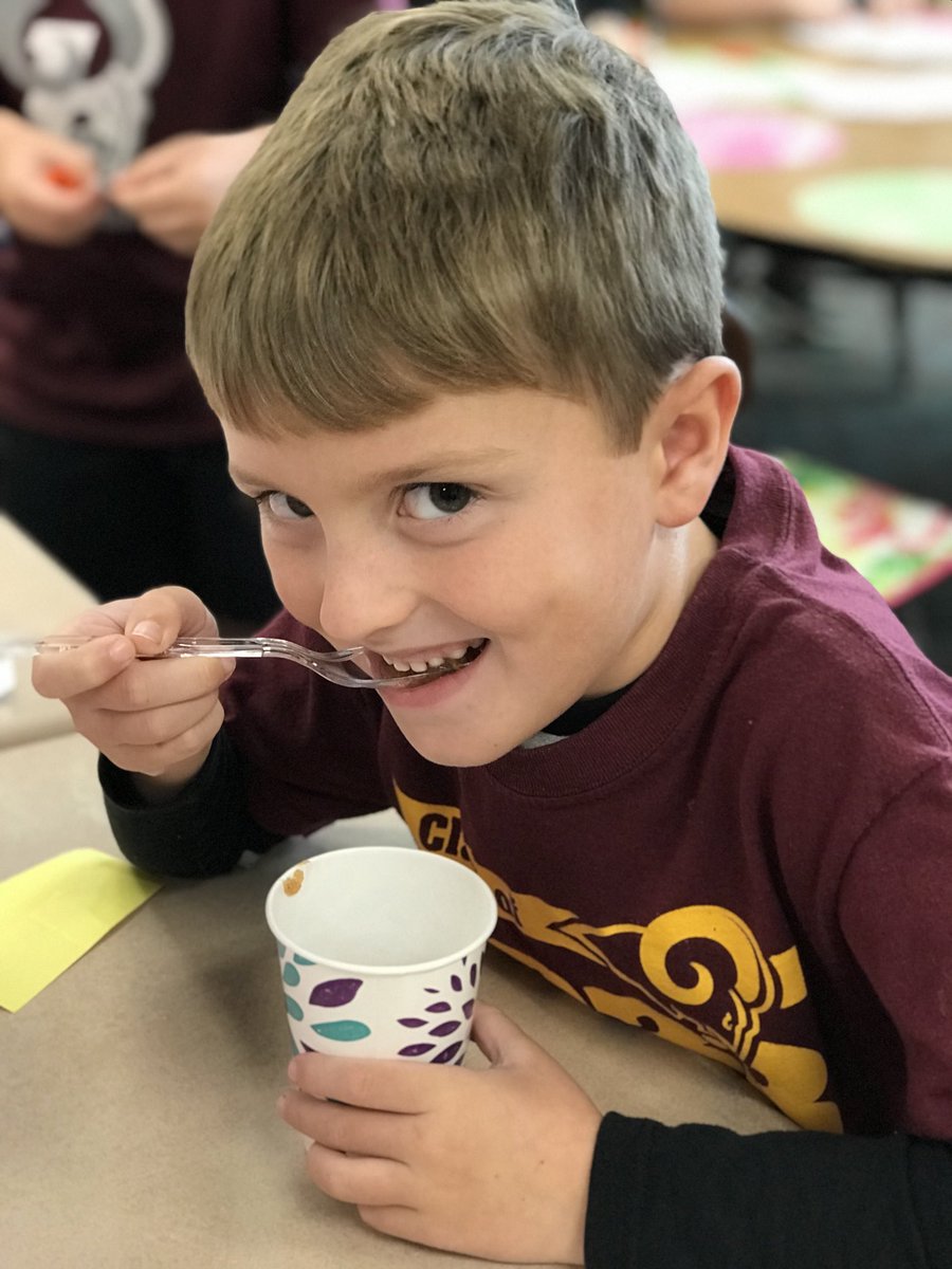 MrsMartinSmiles's tweet image. First grade scientists transformed apples from a solid to a liquid! #HomemadeApplesauce #WeLoveScience #MakeLearningFun 🍎🍏🍎🍏