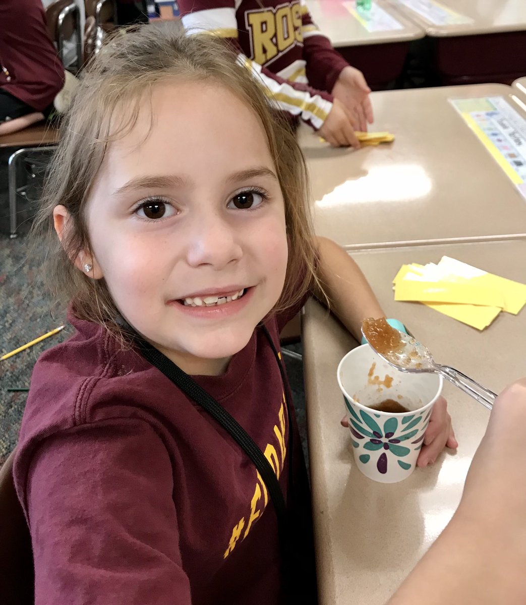 MrsMartinSmiles's tweet image. First grade scientists transformed apples from a solid to a liquid! #HomemadeApplesauce #WeLoveScience #MakeLearningFun 🍎🍏🍎🍏