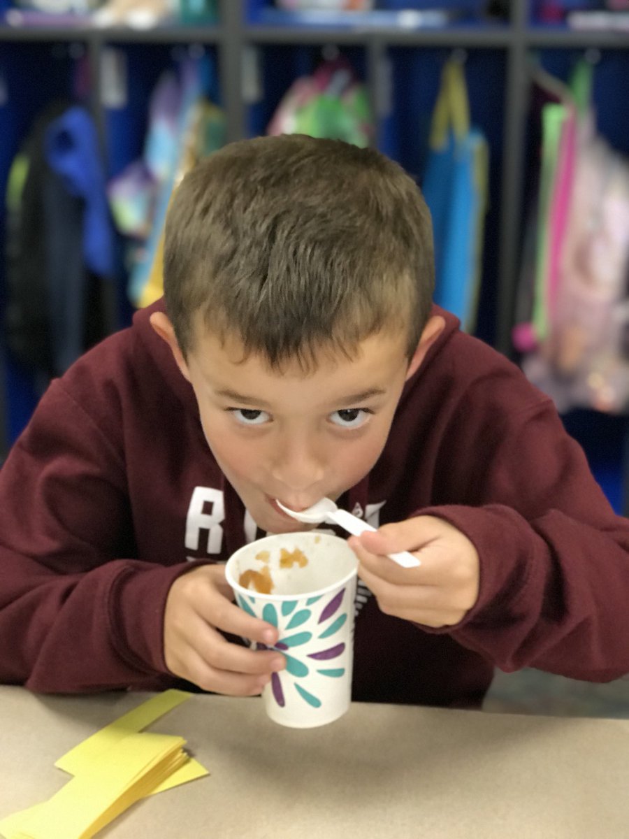 MrsMartinSmiles's tweet image. First grade scientists transformed apples from a solid to a liquid! #HomemadeApplesauce #WeLoveScience #MakeLearningFun 🍎🍏🍎🍏