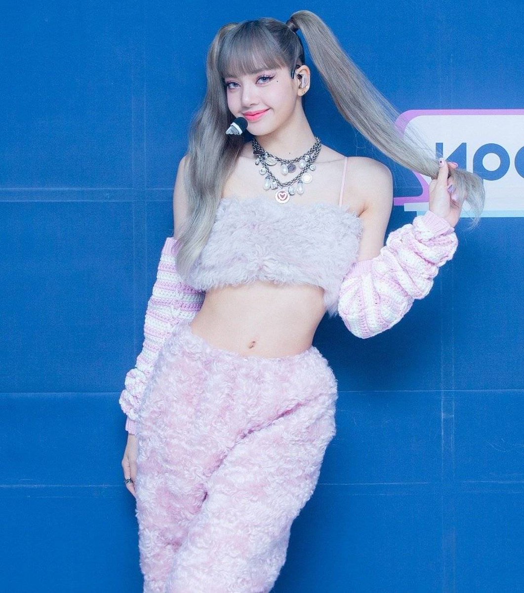 BLACKPINKBRASIL's tweet photo. 📌 Lisa disse que entre os 6 L, Love quer receber mais amor e carinho. Ele quer ser inseparável, então sempre deita perto da Lisa.

cr. lili_fanboy
#LISA @BLACKPINK https://t.co/C0fBaY4gzm