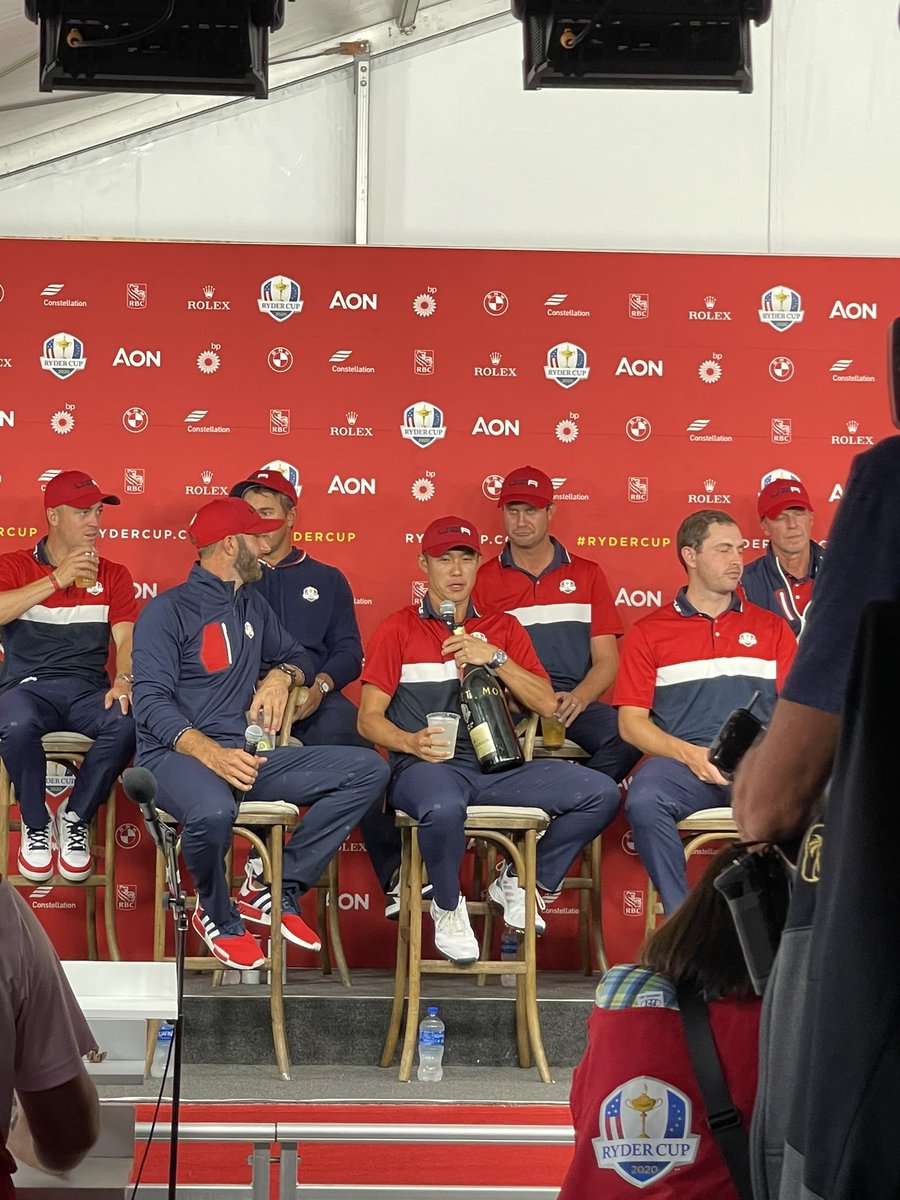 Morikawa double fisting so he’s gotta tuck his mic in his shirt