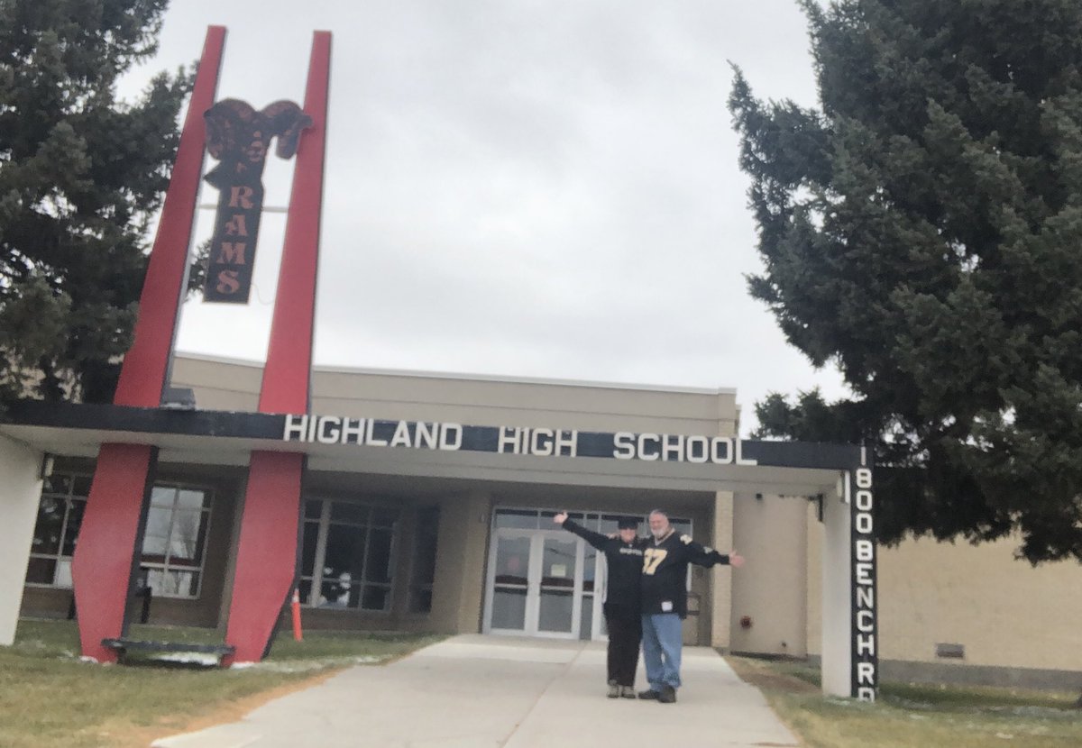 tzelden's tweet photo. Visited #taysomhill old high school on our honeymoon last year. His performance today required a repost! #NewOrleansSaints https://t.co/3Uuf3wawYl