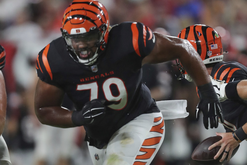 PFF_College's tweet photo. Jackson Carman's first #NFL start vs Pittsburgh
 🔸 19 pass-blocking snaps
 🔸 0 QB pressures allowed
 🔸 0 sacks

@ClemsonFB https://t.co/GCNqxAQ7OF