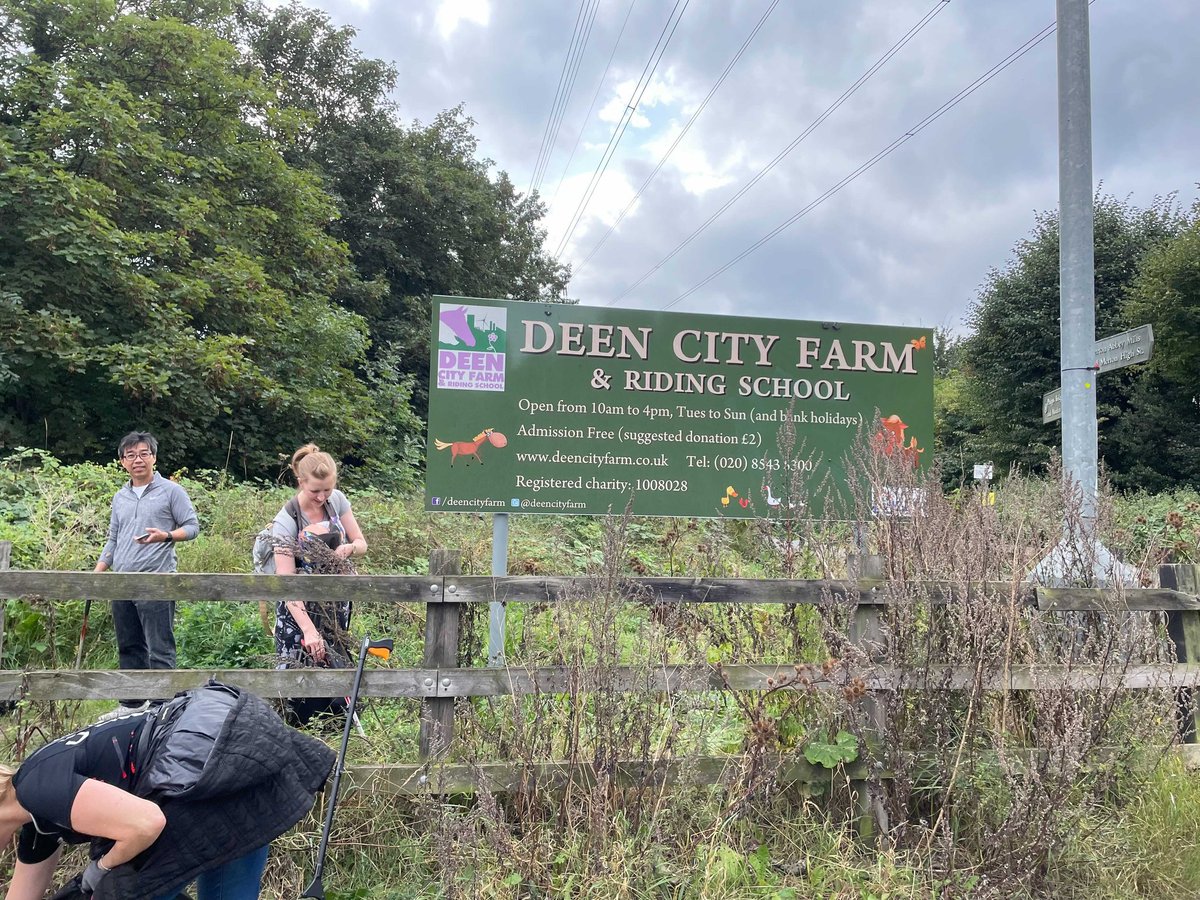 Huge thanks to this super group of people who joined our Wandle Trail litter pick yesterday morning! It was very good of them to give up some of their Sunday. We've never got as far as @deencityfarm before!