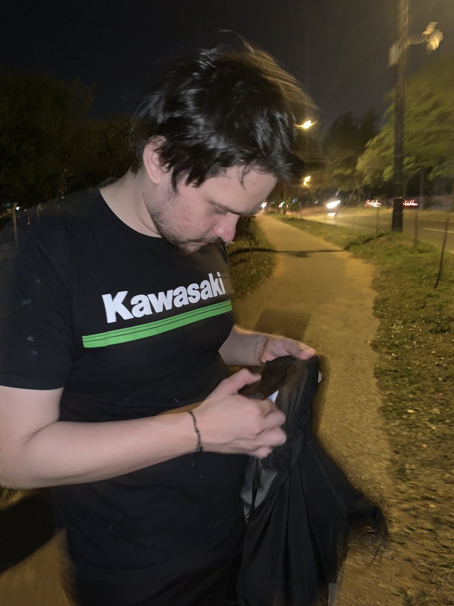 papi_fernet's tweet photo. Esta persona irresponsable sin tapabocas en la calle😡😡😡 https://t.co/dhh38TIcTW