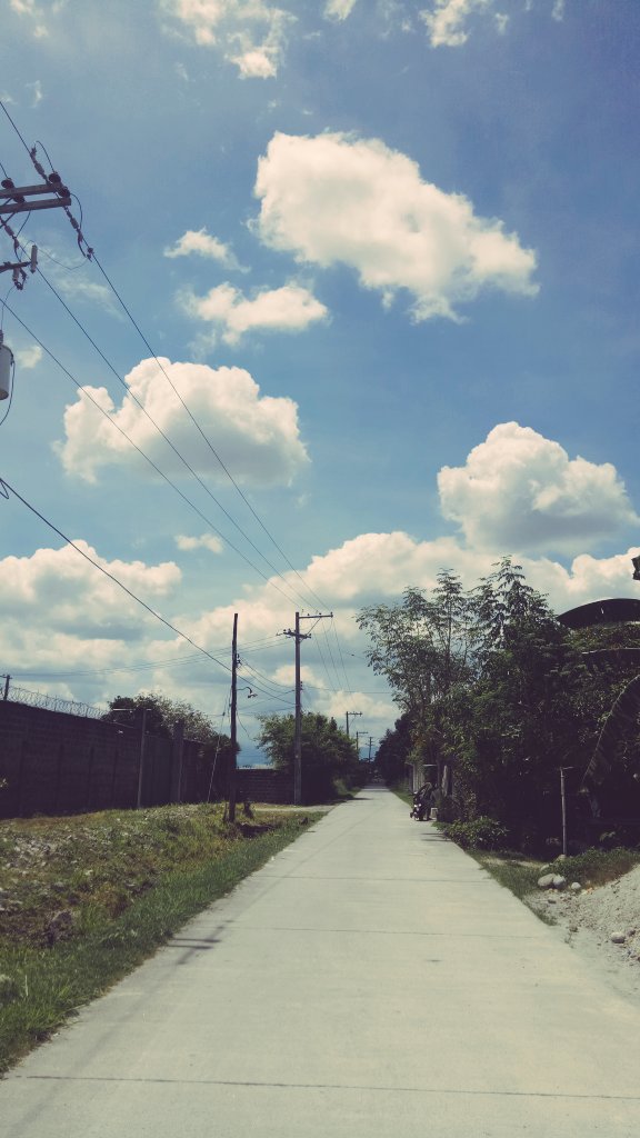 rosa_ceaeee's tweet photo. Tell all your worries to the clouds, they might cry for you🌥 https://t.co/dJ1x0tTD1K