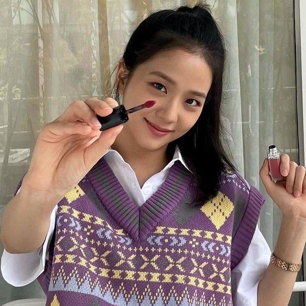 "Similar but different atmosphere"...★'s autumn argyle fashion

“BLACKPINK #JISOO completed a lovely girly look with a white short-sleeved shirt, an overfit argyle vest, and a ponytail hairstyle”

🔗 kstarfashion.com/news/articleVi…

블랙핑크 지수 #지수 #BLACKPINK <a href="/BLACKPINK/">BLACKPINKOFFICIAL</a>