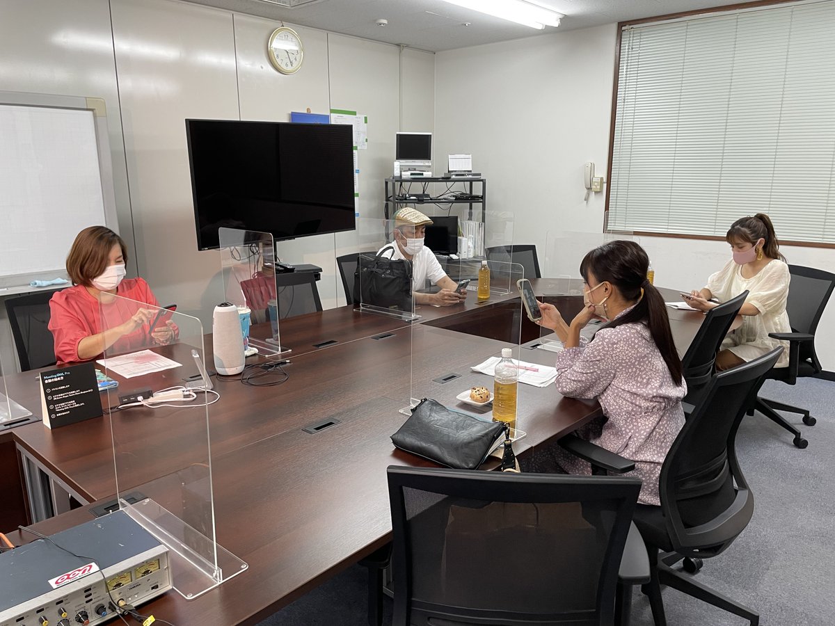 テレビにらい 先日の収録前に控え室が盛り上がっていたので 気になって覗いてみると なんとひーぷーさんによるスマートフォン講座が行われていました 皆さんスマホを片手に講師のひーぷー先生の話に耳を傾けていましたよ テレビにらい