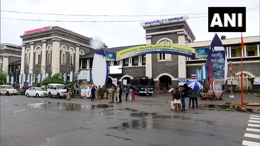 ManikGoyal_'s tweet photo. Kerala: Roads wear deserted look; shops are closed in Thiruvananthapuram

 #आज_भारत_बंद_है https://t.co/mjN3XaQgI9
