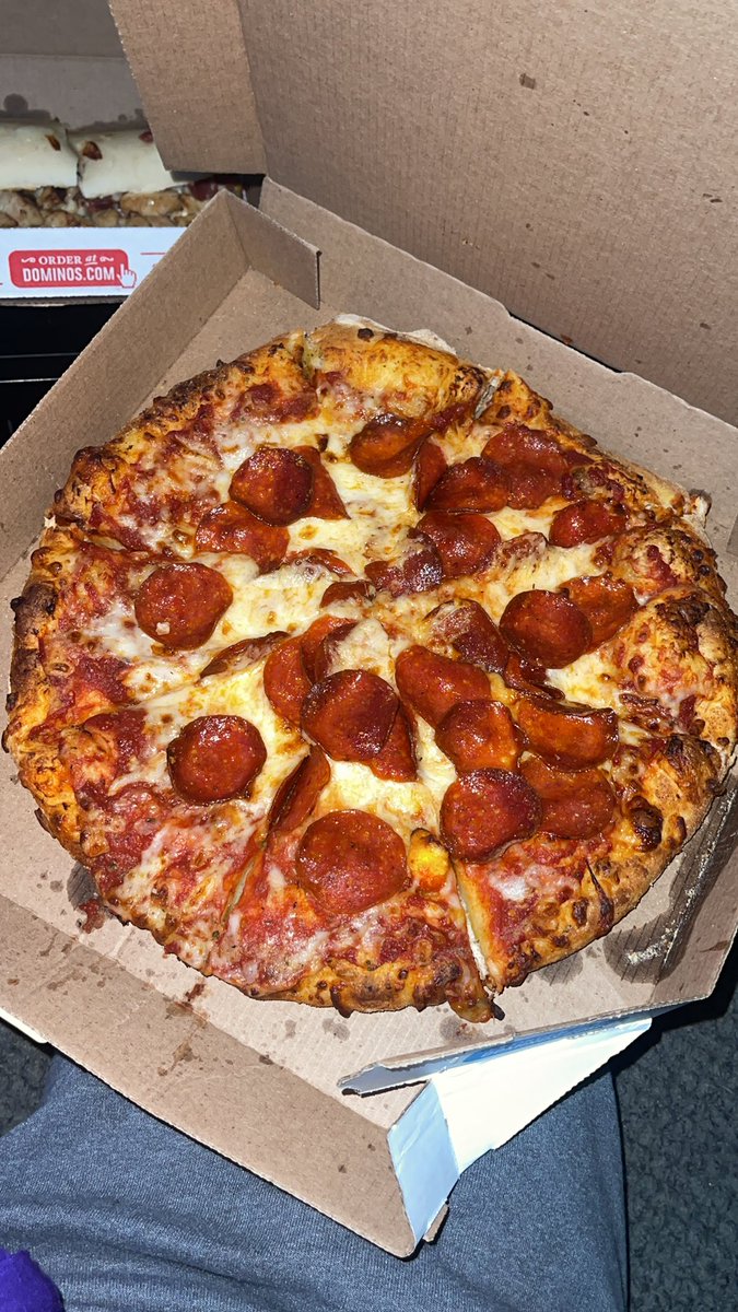 Seren_Nichole's tweet photo. Dominos came in clutch tonight with the #surprisefrees #surprise #FREESNOTFEES #Sweepstakes #dominospizza @dominos https://t.co/J7BNEKEMeo