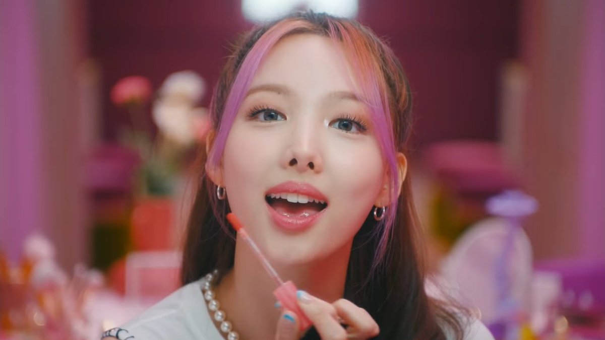 INYLOOK's tweet photo. she's so pretty https://t.co/SCyBdNxHDc