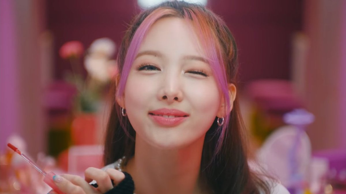 INYLOOK's tweet photo. she's so pretty https://t.co/SCyBdNxHDc