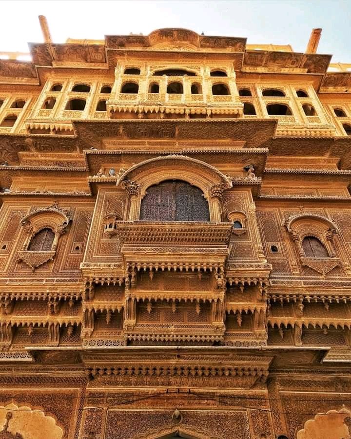DevrajBorawad's tweet photo. दिवान नथमल जी की हवेली(जैसलमेर)

महारावल बैरीसाल सिंह जी भाटी ने 1885 ई. में इसका निर्माण करवाया था। महारावल जी ने इस हवेली को अपने दिवान नथमल जी को उपहार स्वरूप भेंट किया था।

#BhatiRajputs #bhati #BhatiJaisan #bhatiJaisalmer #BhatiRajput
#JaisalmerRiyasat #उत्तरभङकिवाङभाटी https://t.co/vjOUNJVJG6