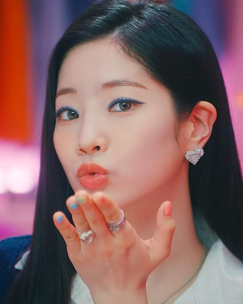 kdhfile's tweet photo. kim dahyun’s details are always on point ✨ https://t.co/aG0eiNoDW9