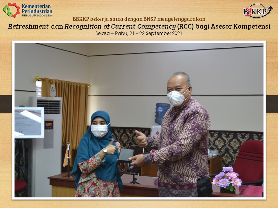 BbkkpKemenperin's tweet photo. BBKKP bekerja sama dengan BNSP menyelenggarakan kegiatan Refreshment dan RCC pada 21-22 Sep 2021. Master Asesor dari BNSP: Drs. Sujiyanto dan Sri Salimah, SE, MM. Seluruh peserta lulus dan mendapat sertifikat kompetensi dari BNSP
#RCC #lsp #asesorkompetensi
#kemenperin_ri #bbkkp https://t.co/yq8Zj581v4