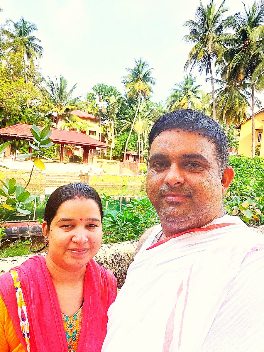 SampatOfficial's tweet photo. तीसरा दिन :– चित्रापुर सारस्वत मठ, शिराली, कर्नाटक

गुरु मोमबत्ती की तरह होते हैं, वे खुद को जला कर हम साधकों की जिंदगी रौशन कर देते है।

जय शंकर https://t.co/FZBFpeDg1C