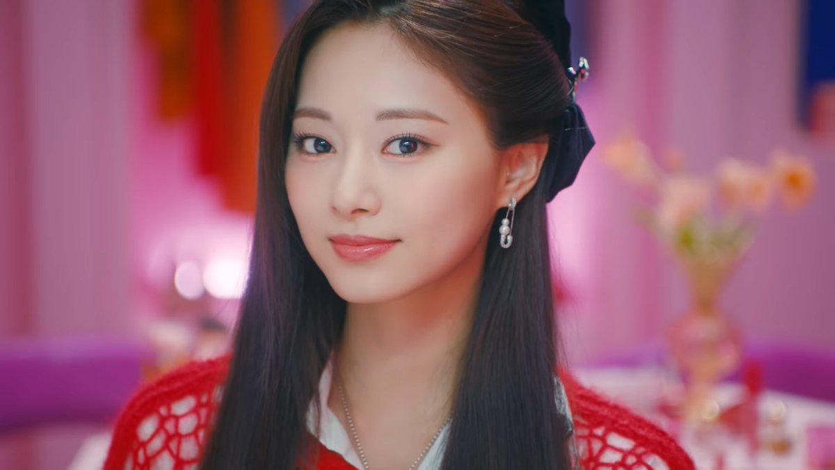 avtzuyu's tweet photo. the looks to die for #TZUYU https://t.co/YVAhDYGBaF
