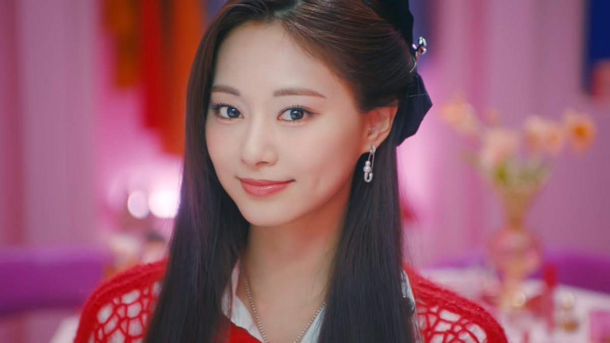 avtzuyu's tweet photo. the looks to die for #TZUYU https://t.co/YVAhDYGBaF