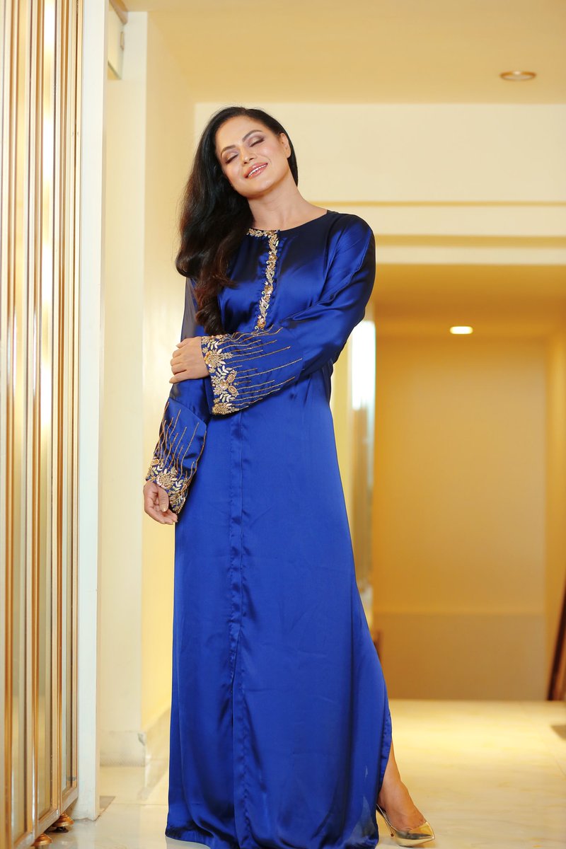 iVeenaKhan's tweet photo. سوموار🌿🌺👗 https://t.co/HJSdniXknE